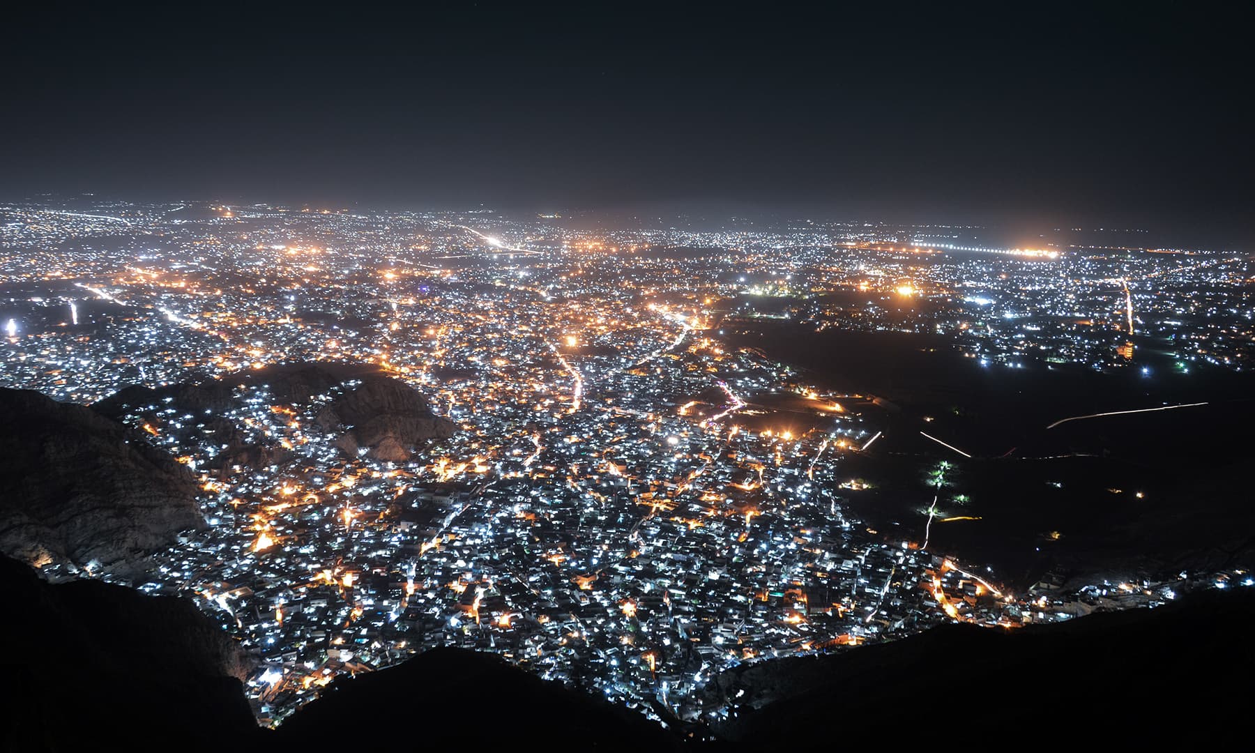 جب تیرا غم جگا لیا، رات مچل مچل گئی۔ &mdash; فوٹو سعادت علی صبوری۔