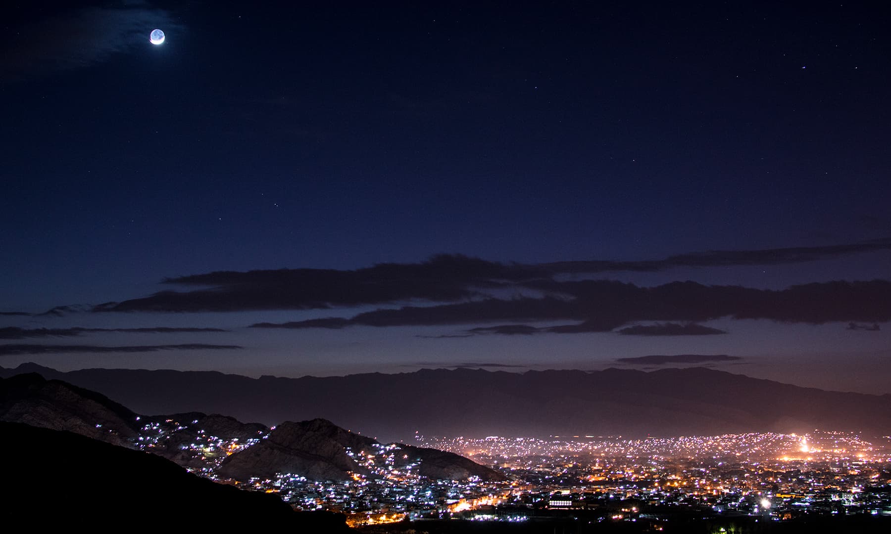 ہاتھ آئے نہ ستارے تیرے آنچل کی طرح۔ &mdash; فوٹو سعادت علی صبوری۔