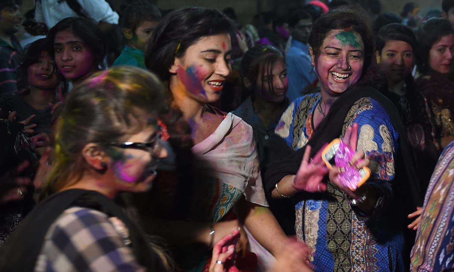 ہولی' خوبصورت رنگوں کا تہوار - Pakistan - Dawnnews