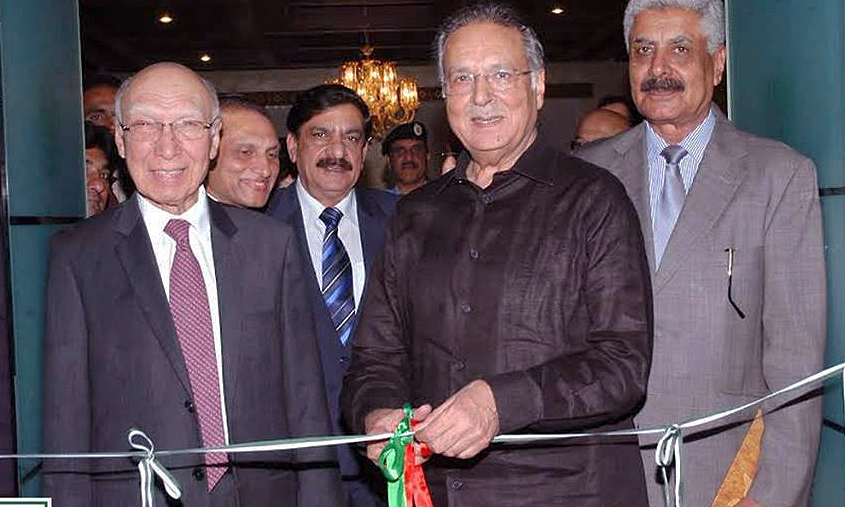 Senator Pervaiz Rashid and Adviser to PM on foreign affairs inaugurate the exhibition "Ancient Pakistan".─ Photo: PID