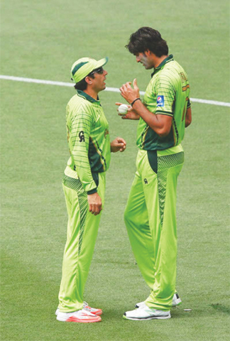 Tall order for skipper while discussing tactics with Mohammad Irfan during the 2015 World Cup