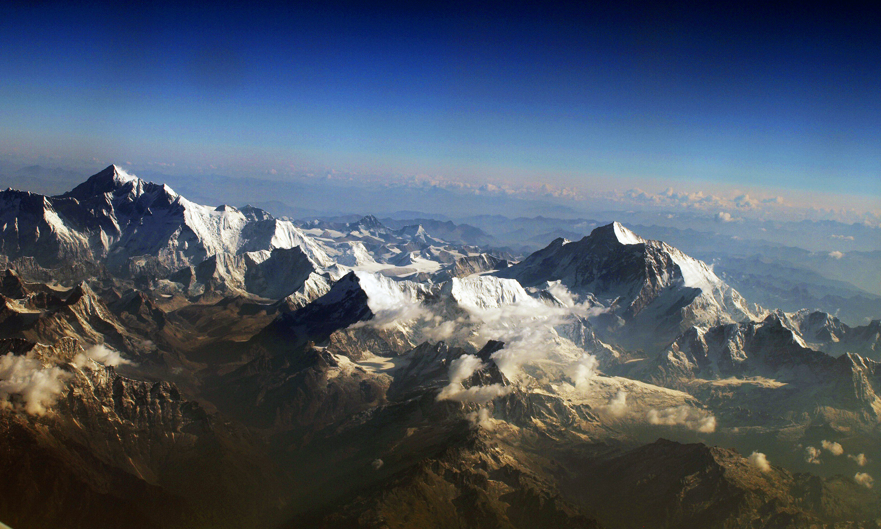 جہاز کی کھڑکی سے کنچن جنگا کا ایک منظر &mdash; فوٹو وقار مصطفیٰ