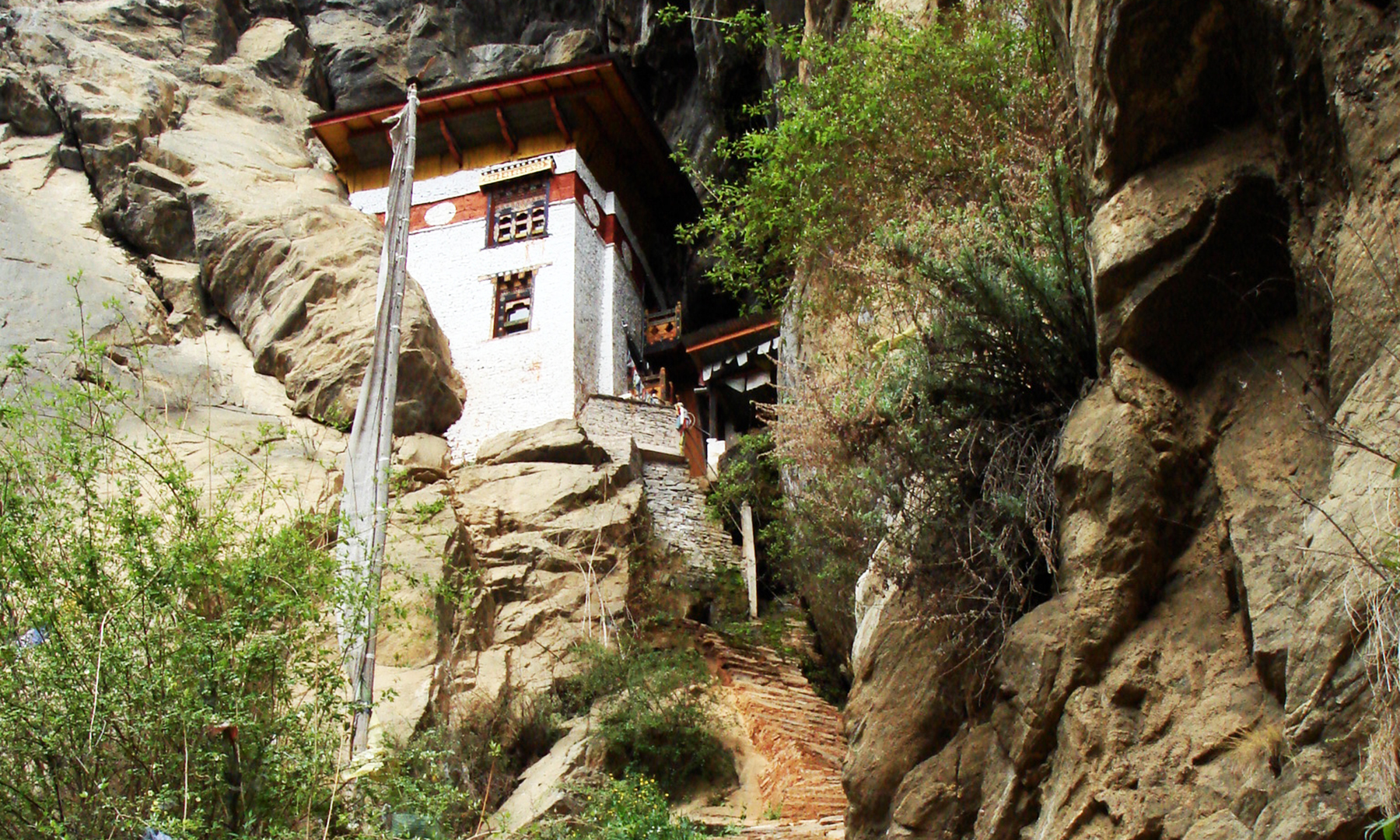 سامنے دکھائی دینے والی تاکسنگ خانقاہ تک پہنچنے میں 20 منٹ اور لگ گئے تھے  &mdash; تصویر وقار مصطفیٰ