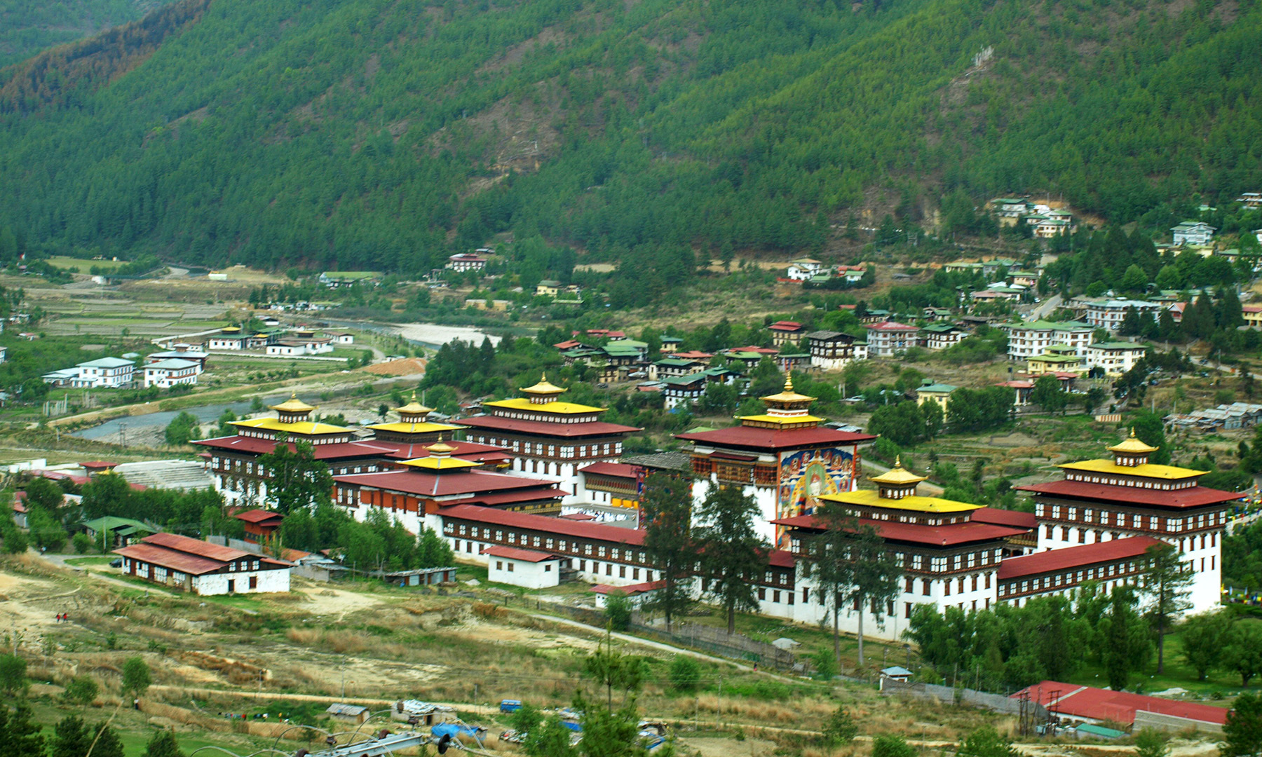 تھمپو میں واقع تاشیچو دانگ بدھ خانقاہ &mdash; تصویر وقار مصطفیٰ