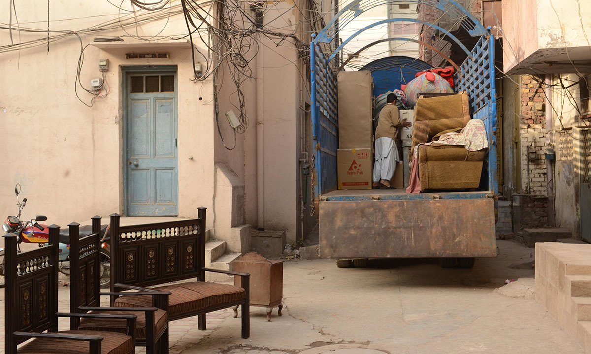 Residents pack up their homes in Lahore due to the Orange Line construction in February 2016 | Azhar Jafferi, White Star