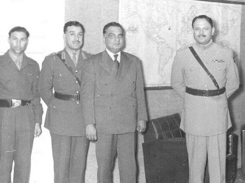 1958 میں مارشل لا نافذ ہونے کے بعد اسکندر مرزا جنرل ایوب خان اور دیگر مسلح افواج کے سربراہان کے ساتھ کھڑے ہیں