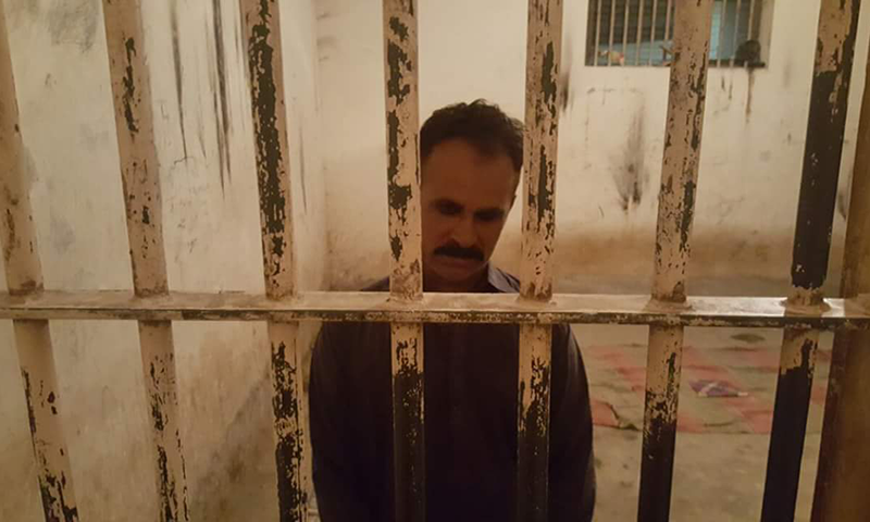 The cop Ali Hassan under police custody in Ghotki.─ photo by author