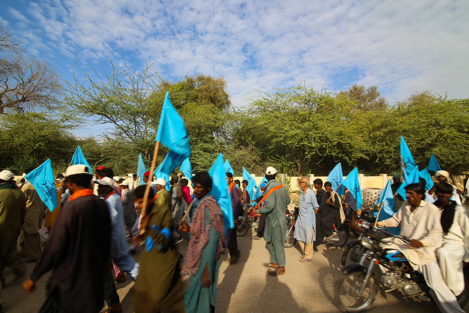 Men, women and children participate in the caravan at Umerkot.