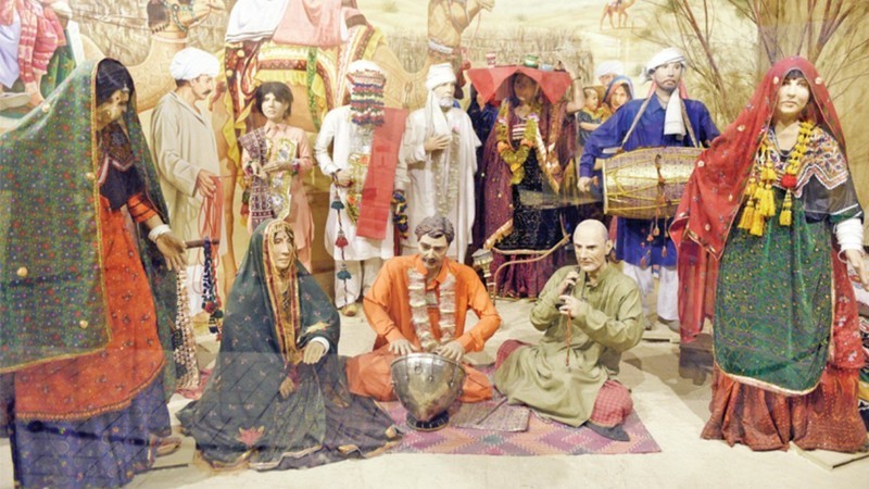 صحرائے چولستان کی گیلری میں وہاں کی روایتی شادی کا ایک منظر