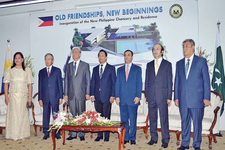 Ambassador Daniel R. Espiritu (C), Foreign Affairs Undersecretary Jesus Yabes to his right, Additional Secretary Zulfiqar Gardezi to his left as well as the dean of the diplomatic corps Kazakhstan Ambassador Bakhitbek Shabarbayev.