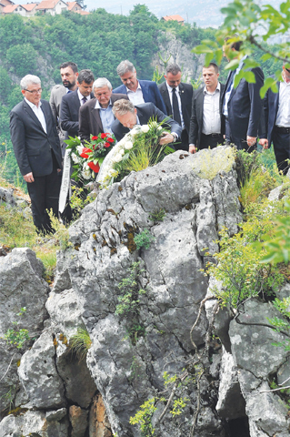 BAKIR Izetbegovic, a senior Bosnian Muslim official, is laying a wreath on the edge of the Kazani ravine, where bodies of dozen slain Serbs were thrown during the 44-month-long conflict, near Sarajevo in this file photo taken on June 13.&mdash;AFP