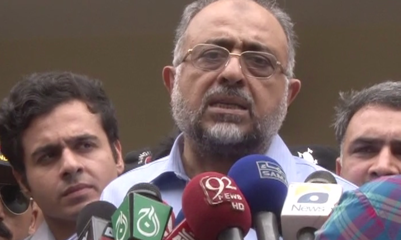 چیف جسٹس سندھ ہائی کورٹ سجاد علی شاہ میڈیا سے گفتگو کرتے ہوئے&mdash;۔ڈان نیوز