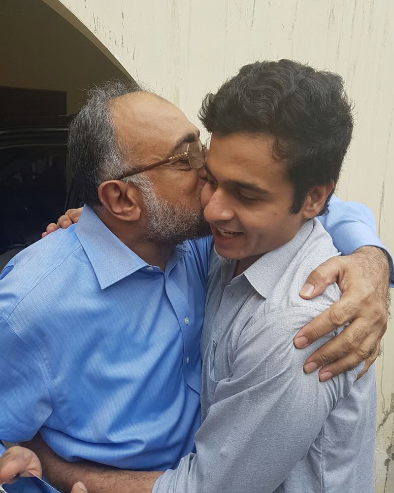 گھر پہنچنے پر اویس شاہ کا پر تپاک استقبال&mdash;فوٹو: بشکریہ آئی ایس پی آر