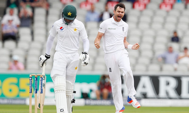 انگلش باؤلر جیمز اینڈرسن شان مسعود کو آؤٹ کرنے پر خوشی کا اظہار کر رہے ہیں۔ فوٹو رائٹرز