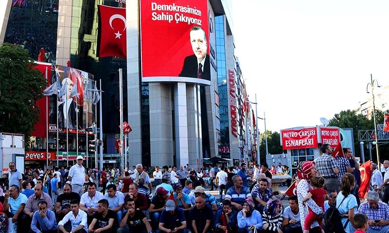 Pro-Erdogan supporters gather during a rally against the military coup at Kizilay Square in Ankara, on July 25, 2016. ─AFP