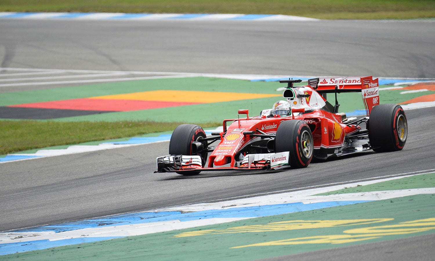 کارریس کے دوران ایسا کوئی ناخوش گوار واقعہ پیش نہیں آیا جس سے ڈرائیور شکار ہوئے ہوں&mdash;فوٹو: اے ایف پی