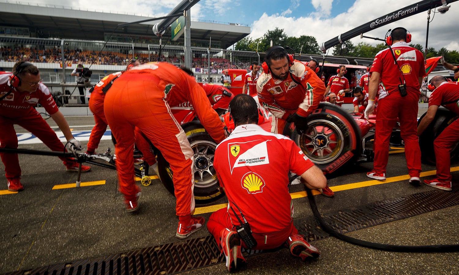 جرمن ڈرائیور نے ریس کے دوران بریک لی&mdash;فوٹو: اے ایف پی