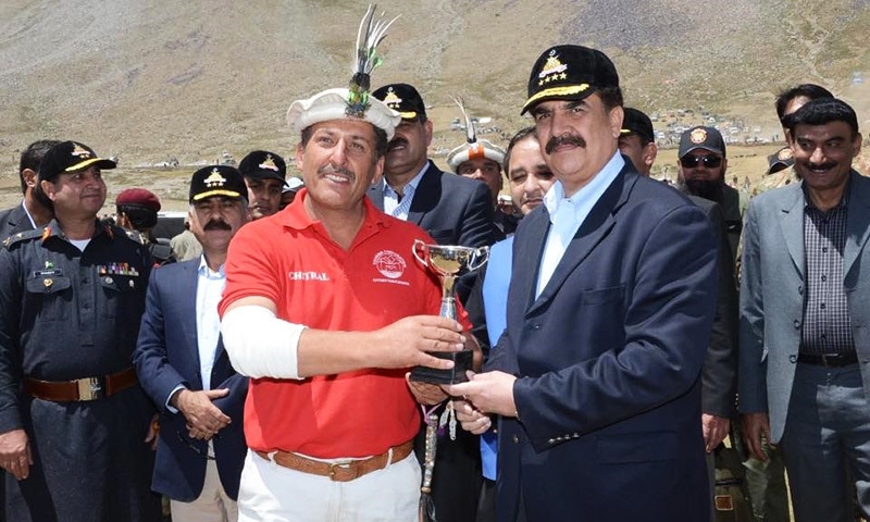 Chief of Army Staff Gen Raheel Sharif giving away trophy to a player during prize distribution of Shandur Festival.&mdash; APP