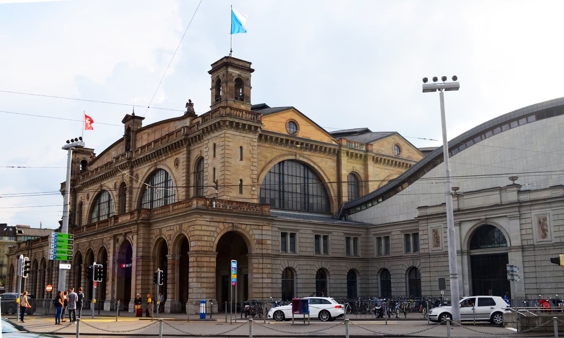 سینٹرل اسٹیشن زیورخ کا بیرونی منظر &mdash;فوٹو رمضان رفیق