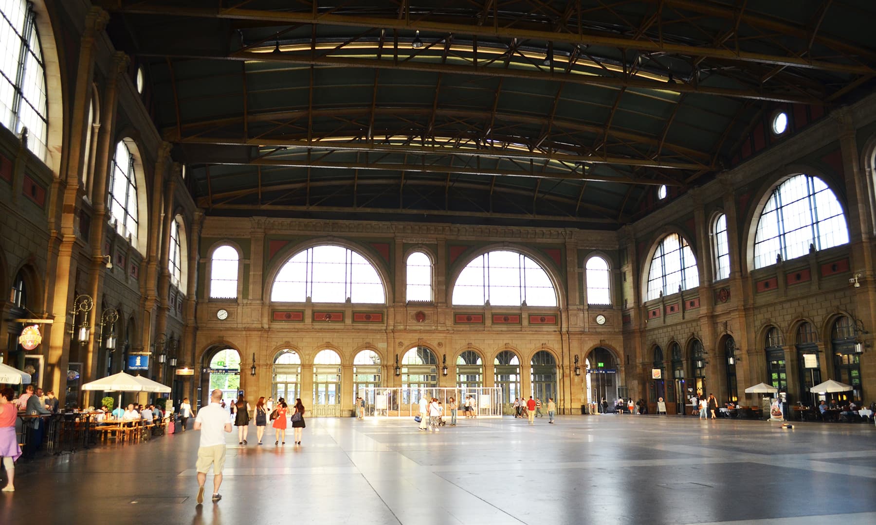 سینٹرل اسٹیشن زیورخ کا اندرونی منظر &mdash;فوٹو رمضان رفیق