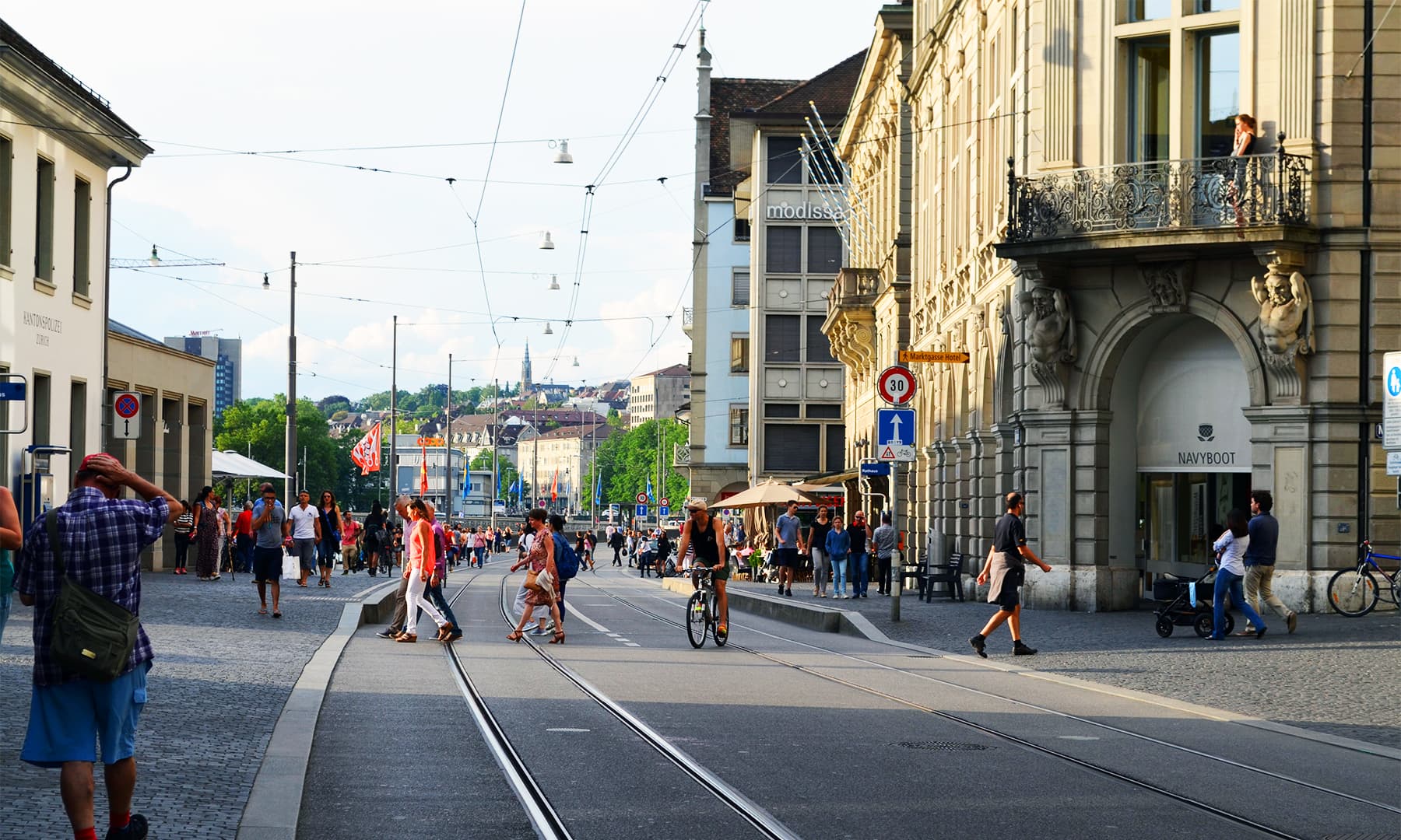 زیورخ میں سیاحوں کی کمی نہیں &mdash;فوٹو رمضان رفیق