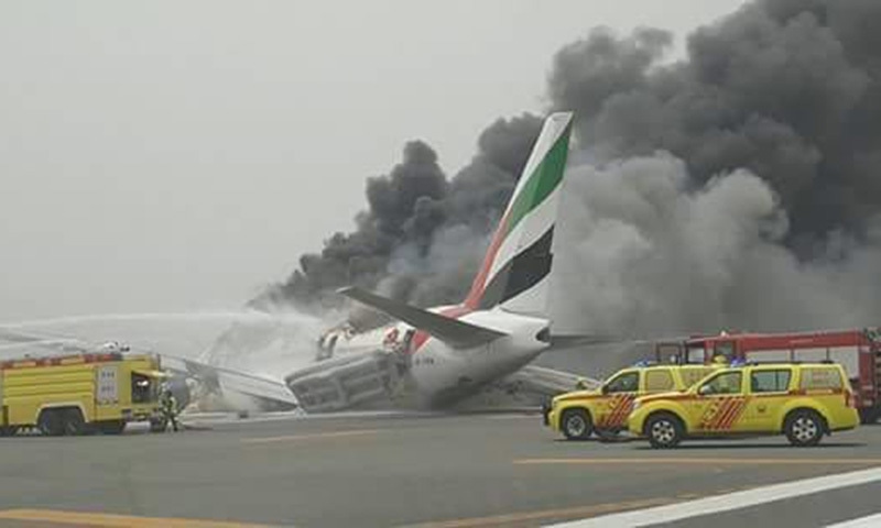 طیارے میں سے دھواں نکلتے ہوئے دیکھا جاسکتا ہے&mdash;۔فوٹو/ بشکریہ علیم باوانی