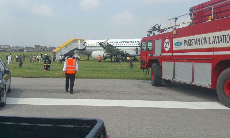 بینظیر انٹرنیشنل ایئرپورٹ پر پی آئی اے کا اسکردو جانیوالا مسافر طیارہ فنی خرابی کے باعث رن وے سے نیچے کچے میں اُتر گیا &mdash; فوٹو: حسیب بھٹی