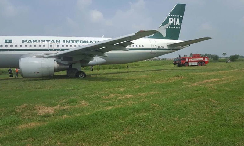 پی آئی اے کے متاثر طیارے کو کچے سے نکالنے کی کوشش کی جارہی ہے&mdash; فوٹو: حسیب بھٹی.