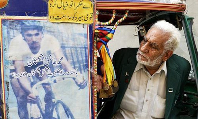 محمد عاشق اپنے رکشے میں موجود ہیں&mdash;۔فوٹو/ اے ایف پی