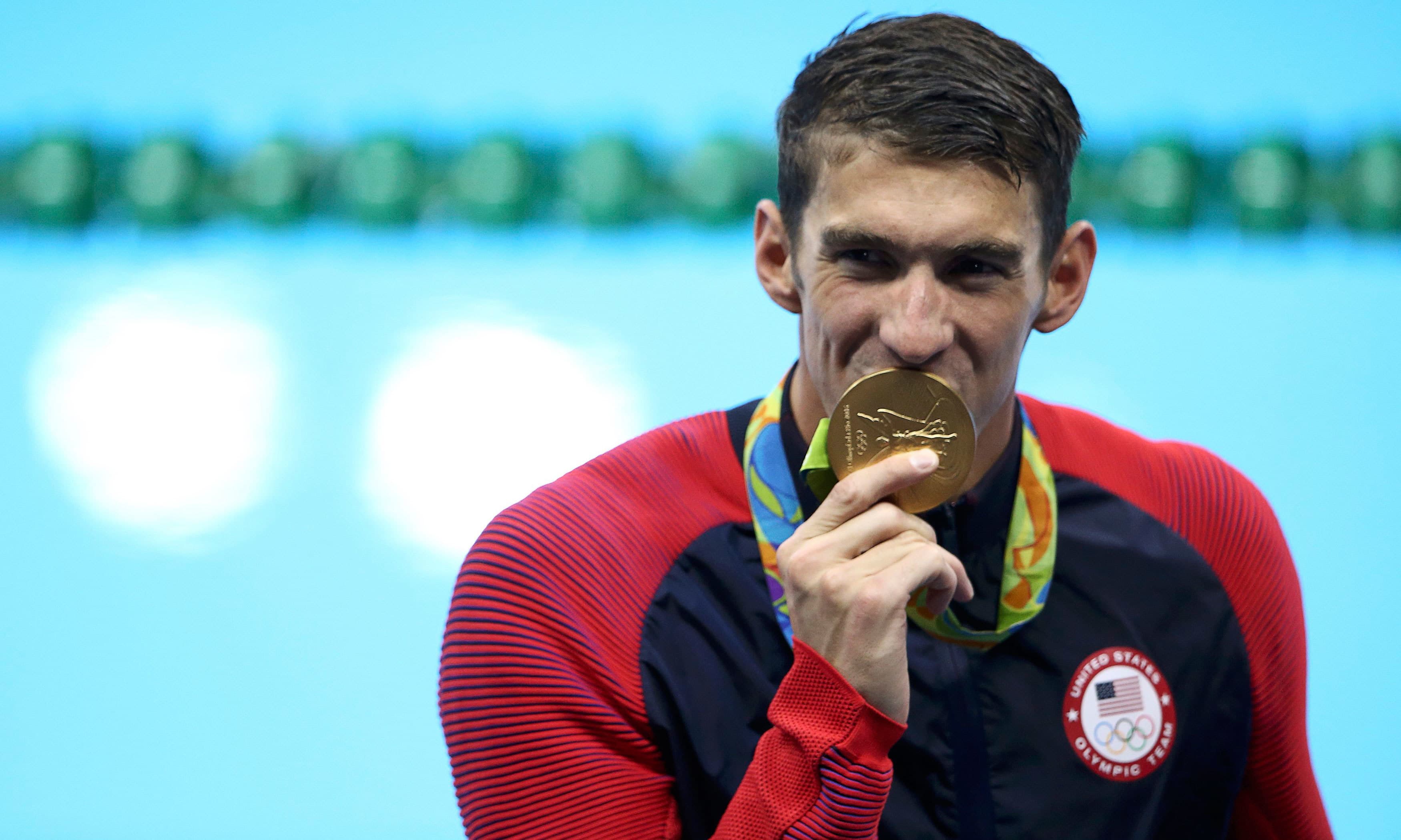 امریکی پیراک مائیکل فیلپس ریو اولمپکس میں تیسرا گولڈ میڈل جیتنے کے بعد میڈل کو چوم رہے ہیں—۔فوٹو/ رائٹرز امریکی پیراک مائیکل فیلپس ریو اولمپکس میں تیسرا گولڈ میڈل جیتنے کے بعد میڈل کو چوم رہے ہیں—۔فوٹو/ رائٹرز