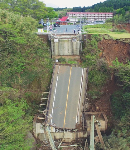 Minamiaso (Japan): This April 17 file photo shows the Aso Ohashi bridge, which collapsed after an earthquake.&mdash;AP