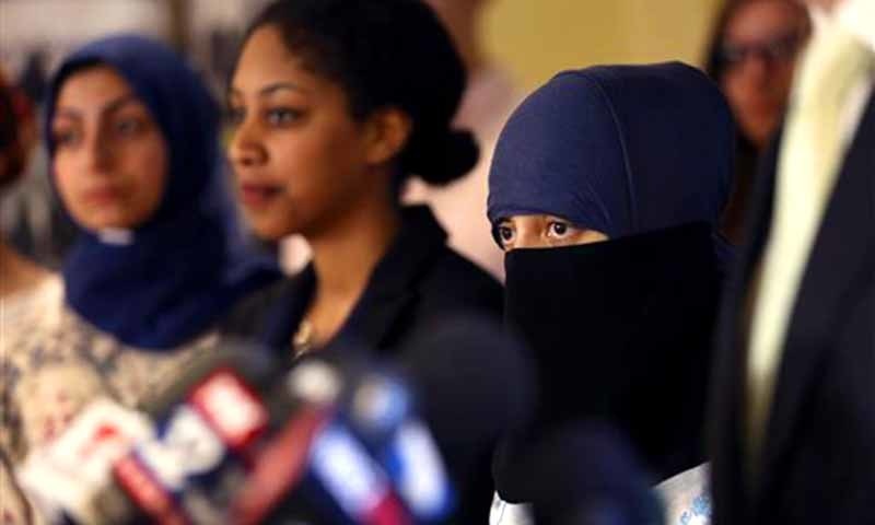 Itemid Al-Matar, right, stands by her lawyer Gregory Kulis, during a news conference on Thursday, Aug 11, 2016 in Chicago. ─AP