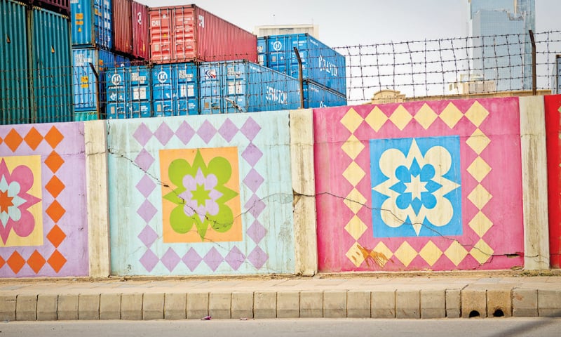 A once pretty piece of graffiti on Molvi Tamizuddin Khan Road. / Photos by Fahim Siddiqi/White Star