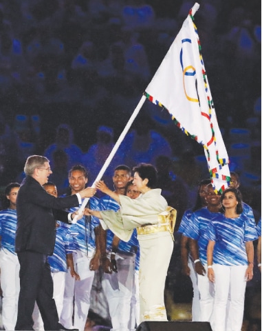 TOKYO governor Yuriko Koike (R) accepts the Olympic flag from IOC president Thomas Bach.&mdash;AP