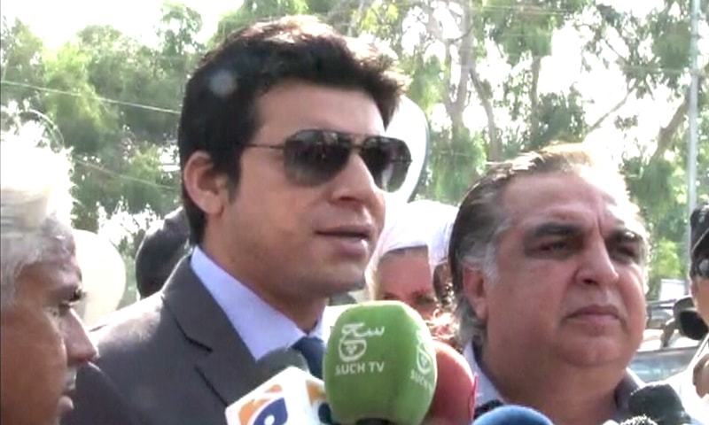 Faisal Vawda addressing the media after escaping an attack on his car. &mdash; DawnNews screengrab