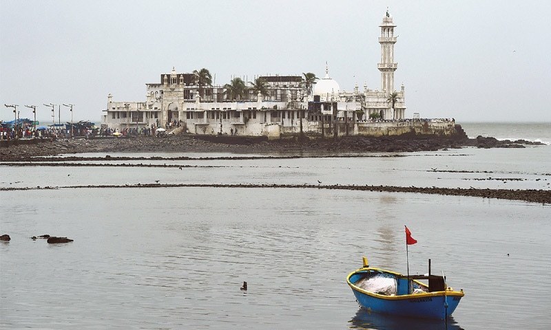 ممبئی میں موجود حاجی علی درگاہ کا بیرونی منظر&mdash;فوٹو/رائٹرز