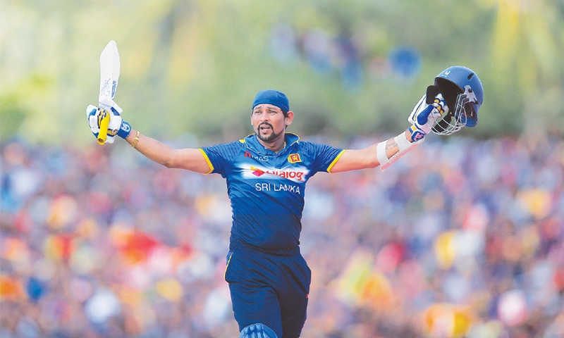 TILLAKARATNE Dilshan acknowledges the crowd as he leaves the pitch after playing his final ODI innings.—AP