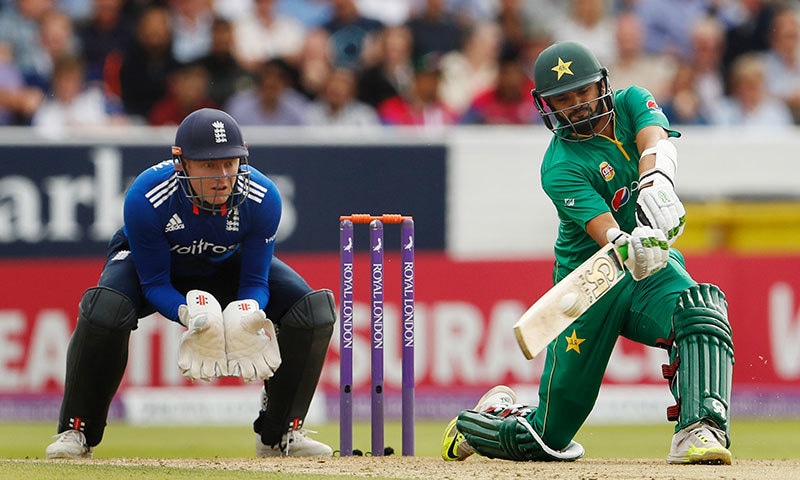 اظہرعلی نے دوچھکوں کی مدد سے نصف سنچری مکمل کی&mdash;فوٹو: رائٹرز