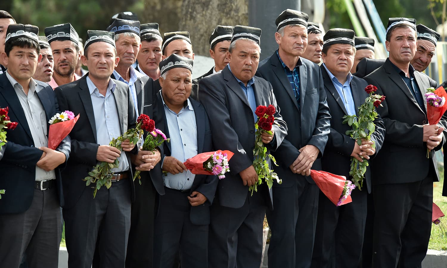 سوگ میں شریک اکثر افراد نے سروں کو ڈھانپ رکھا تھا — فوٹو : اے ایف پی سوگ میں شریک اکثر افراد نے سروں کو ڈھانپ رکھا تھا — فوٹو : اے ایف پی