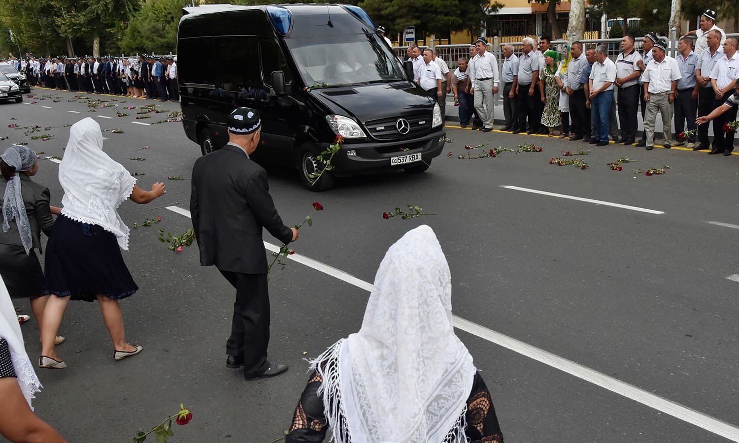 خواتین بھی ملک کے صدر کی تدفین کی آخری رسومات سے قبل شاہراہ پر ان کی میت پر پھول پھینکتی رہیں — فوٹو : اے ایف پی خواتین بھی ملک کے صدر کی تدفین کی آخری رسومات سے قبل شاہراہ پر ان کی میت پر پھول پھینکتی رہیں — فوٹو : اے ایف پی