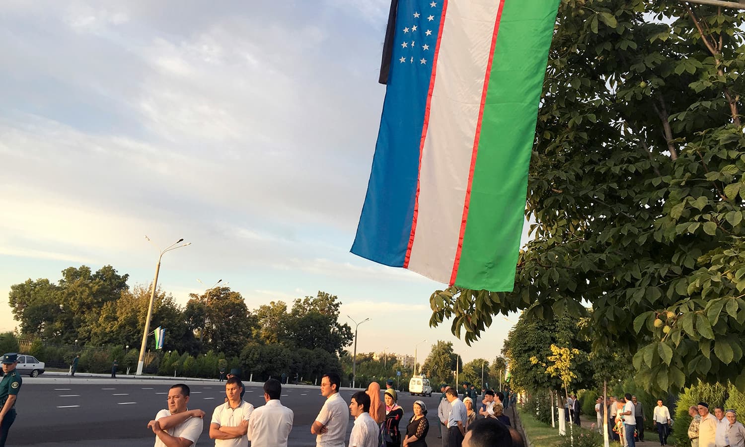 اسلام کریموف کے انتقال پر ملک میں سرکاری طور پت سوگ کا اعلان کیا گیا جبکہ سرکاری عمارت پر پرچم سر نگوں کر دیا گیا — فوٹو : اے ایف پی اسلام کریموف کے انتقال پر ملک میں سرکاری طور پت سوگ کا اعلان کیا گیا جبکہ سرکاری عمارت پر پرچم سر نگوں کر دیا گیا — فوٹو : اے ایف پی