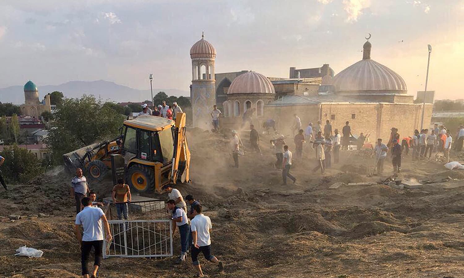 بڑی تعداد میں مزدوروں نے بھاری مشینری کے ذریعے قبرستان میں تدفین کے لیے زمین ہموار کی — فوٹو : اے ایف پی بڑی تعداد میں مزدوروں نے بھاری مشینری کے ذریعے قبرستان میں تدفین کے لیے زمین ہموار کی — فوٹو : اے ایف پی