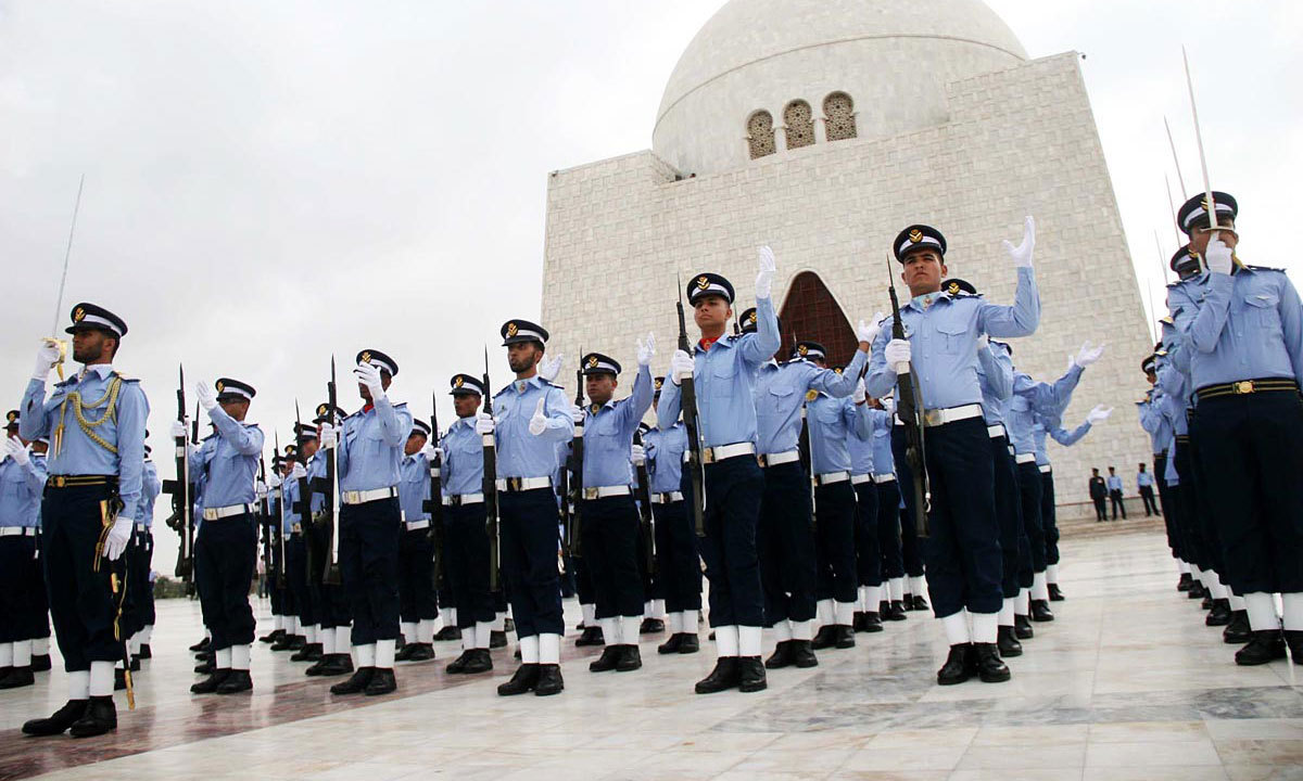 پاک فضائیہ کے چاک و چوبند دستے نے مزار قائد پر گارڈز کے فرائض سنبھالے