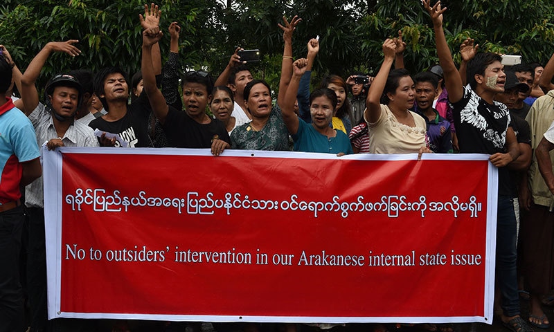 کوفی عنان رکھائین میں فرقہ وارانہ کشیدگی کی تحقیقات کیلئے وہاں پہنچے ہیں—فوٹو/اے ایف پی کوفی عنان رکھائین میں فرقہ وارانہ کشیدگی کی تحقیقات کیلئے وہاں پہنچے ہیں—فوٹو/اے ایف پی