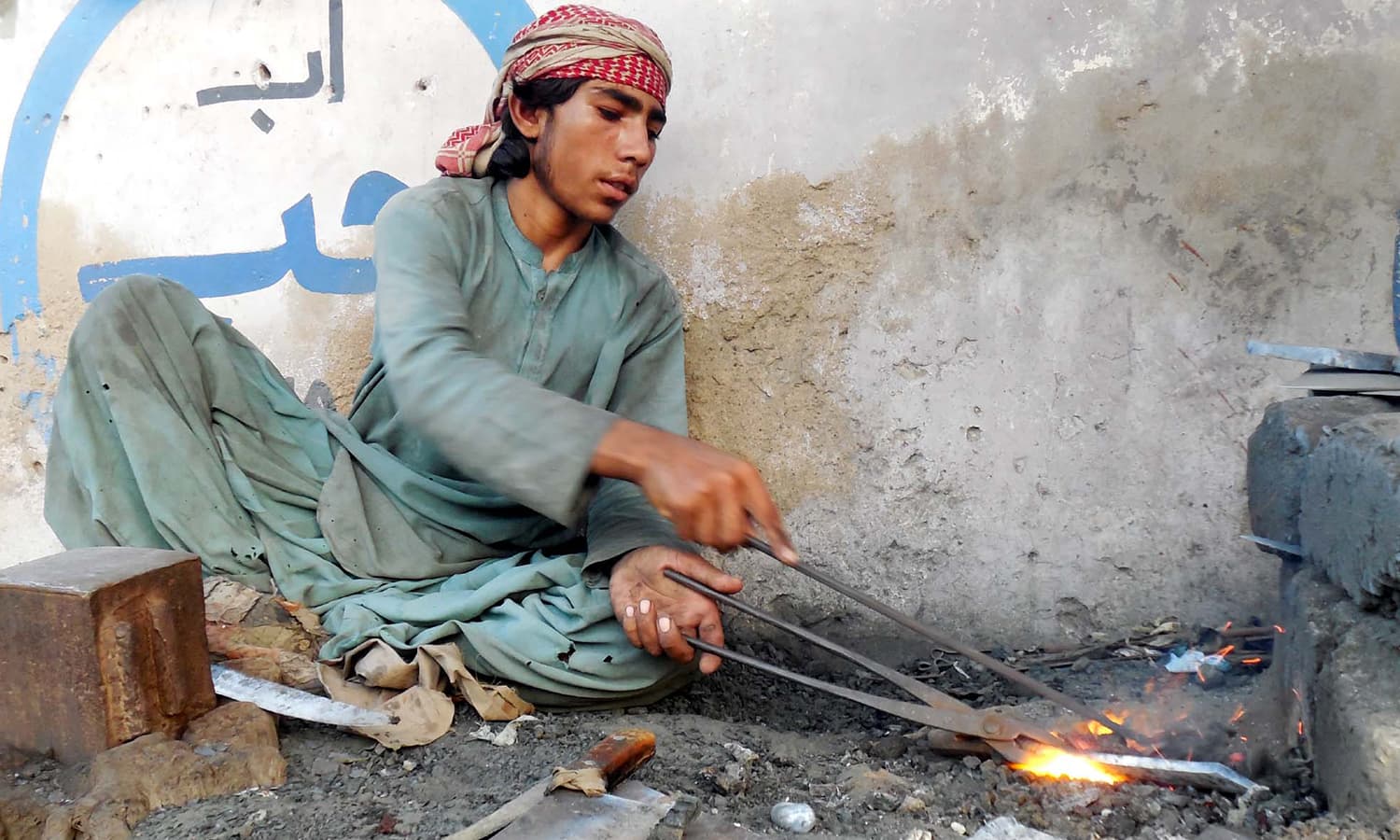 حب میں قربانی کے لیے نئے اوزار بنانے والے بہت سارے لوہار موجود ہیں، جن کے کام میں ان دنوں اضافہ ہو جاتا ہے &mdash; فوٹو/پی پی آئی