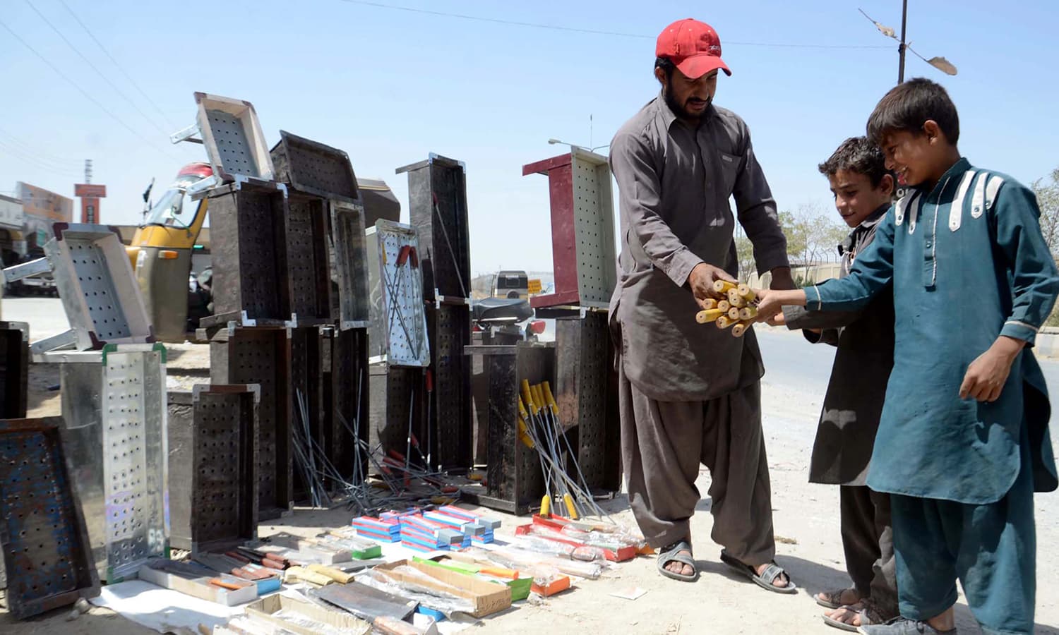 کوئٹہ میں بھی دیگر علاقوں کی طرح تکے بنانے کا سامان فروخت کرنے والے عارضی اسٹال لگائے ہوئے ہیں  &mdash; فوٹو/پی پی آئی