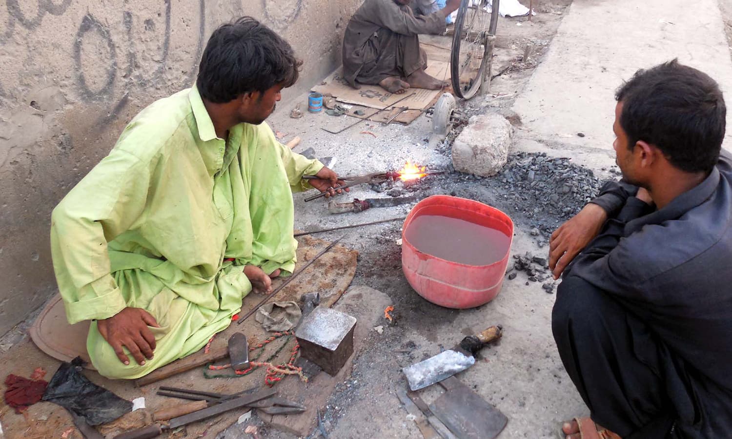 شہری لوہار کے بنائے ہوئے اوزار کو زیادہ ترجیح دیتے ہیں کیونکہ ان کو پائیدار خیال کیا جا تا ہے  &mdash; فوٹو/پی پی آئی