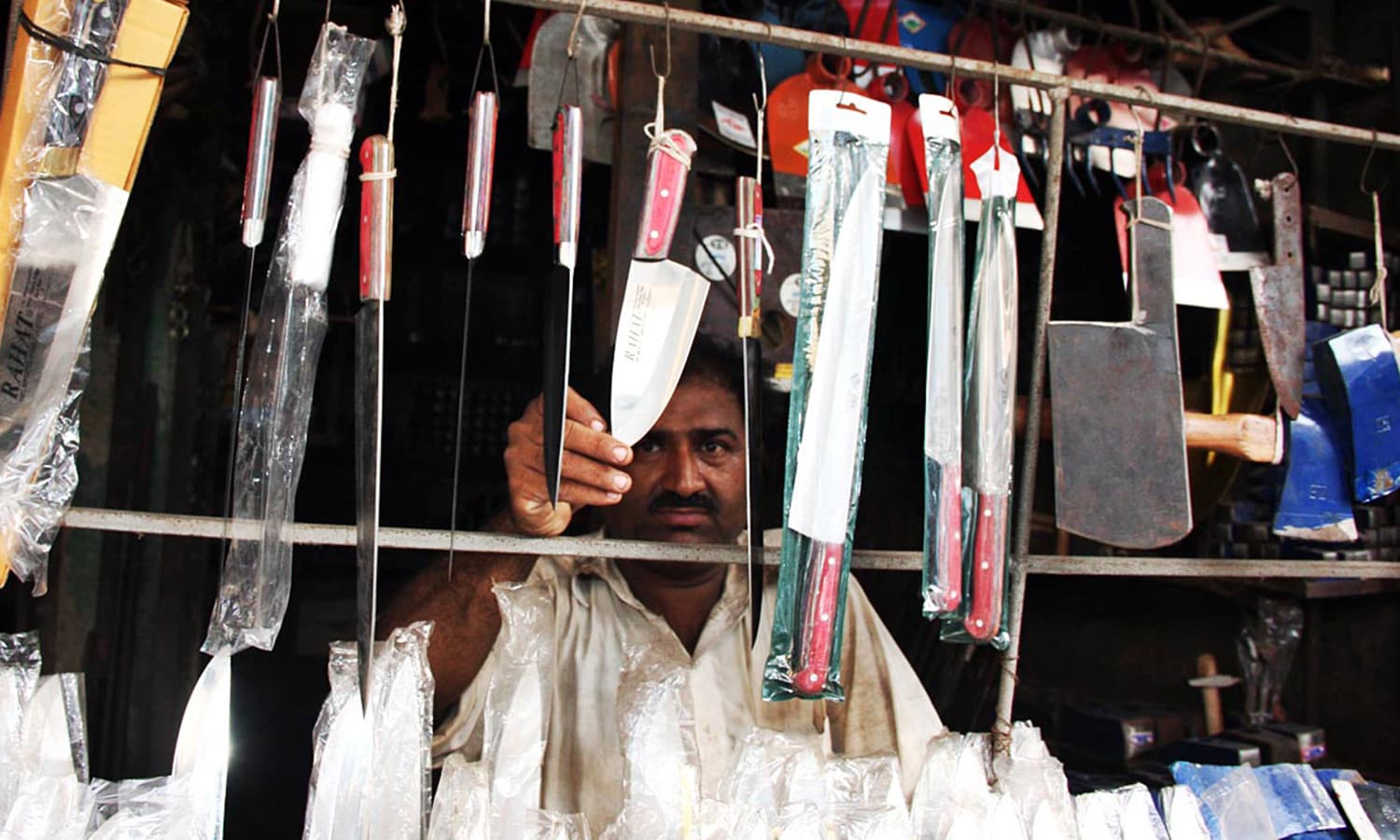 شہروں اور قصبوں میں چھریاں اور دیگر اوزار فروخت کرنے کے عارضی اسٹال لگانا بھی ایک آسانی کا ذریعہ بن جاتا ہے&mdash; فوٹو/آن لائن