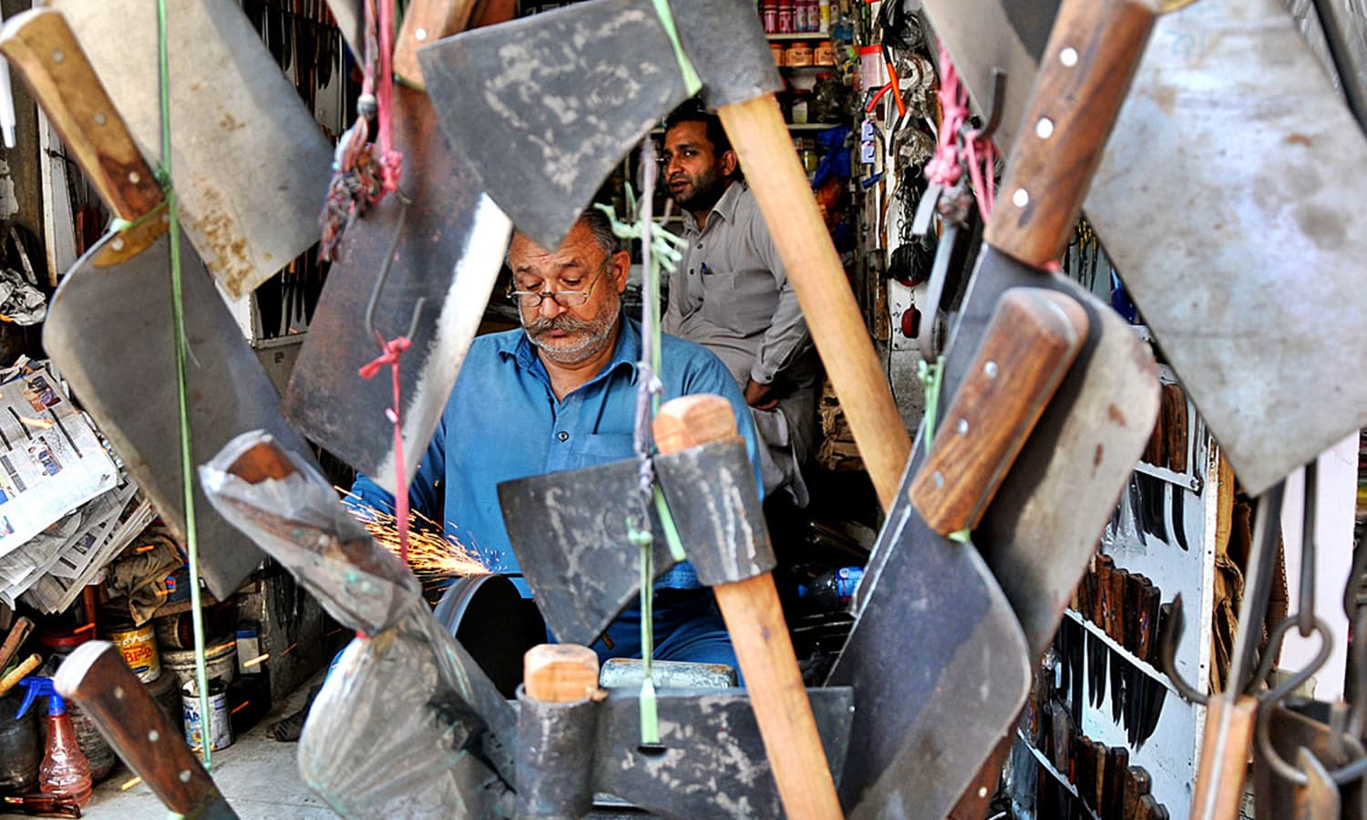 قربانی کے لیے تیز چھری اور قربانی کے بعد ہڈیاں بنانے کے لیے مضبوط بغدے کا ہونا ضروری خیال کیا جاتا ہے  &mdash; فوٹو/اے پی پی