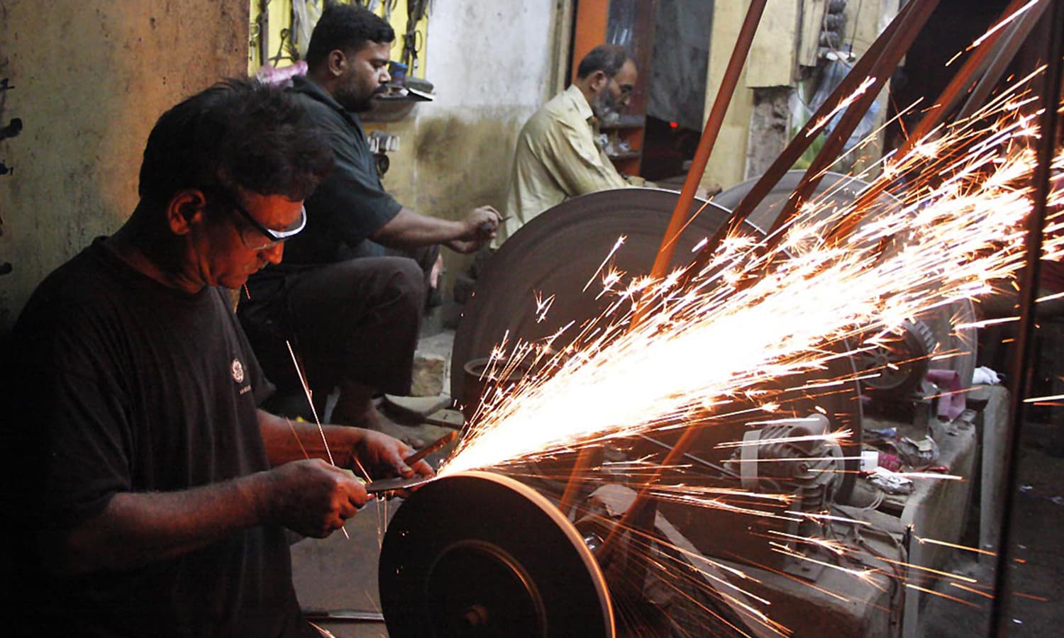 شہریوں کی جانب سے پرانی چھریاں اور اوزار تیز کروانے کے لیے لوہاروں کی دکانوں پر رش نظر آ رہا ہے  &mdash; فوٹو/آن لائن